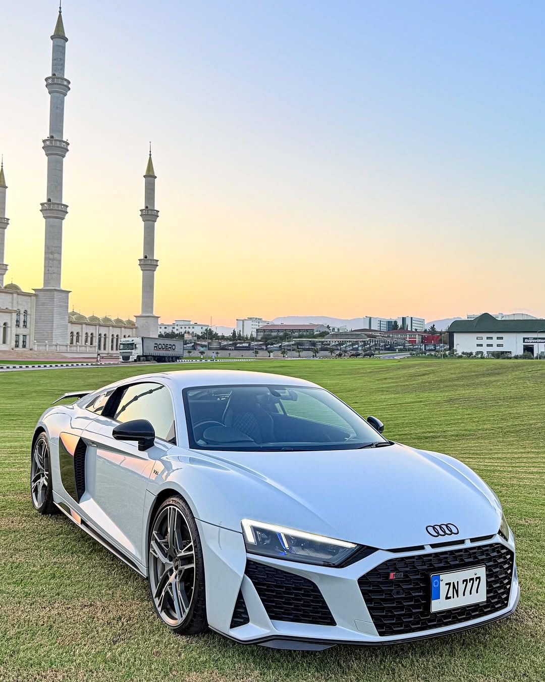 𝗔𝘂𝗱𝗶 𝗥𝟴 𝗚𝗧 𝗩𝟭𝟬 𝗣𝗲𝗿𝗳𝗼𝗿𝗺𝗮𝗻𝗰𝗲 𝗖𝗮𝗿𝗯𝗼𝗻 𝗕𝗹𝗮𝗰𝗸